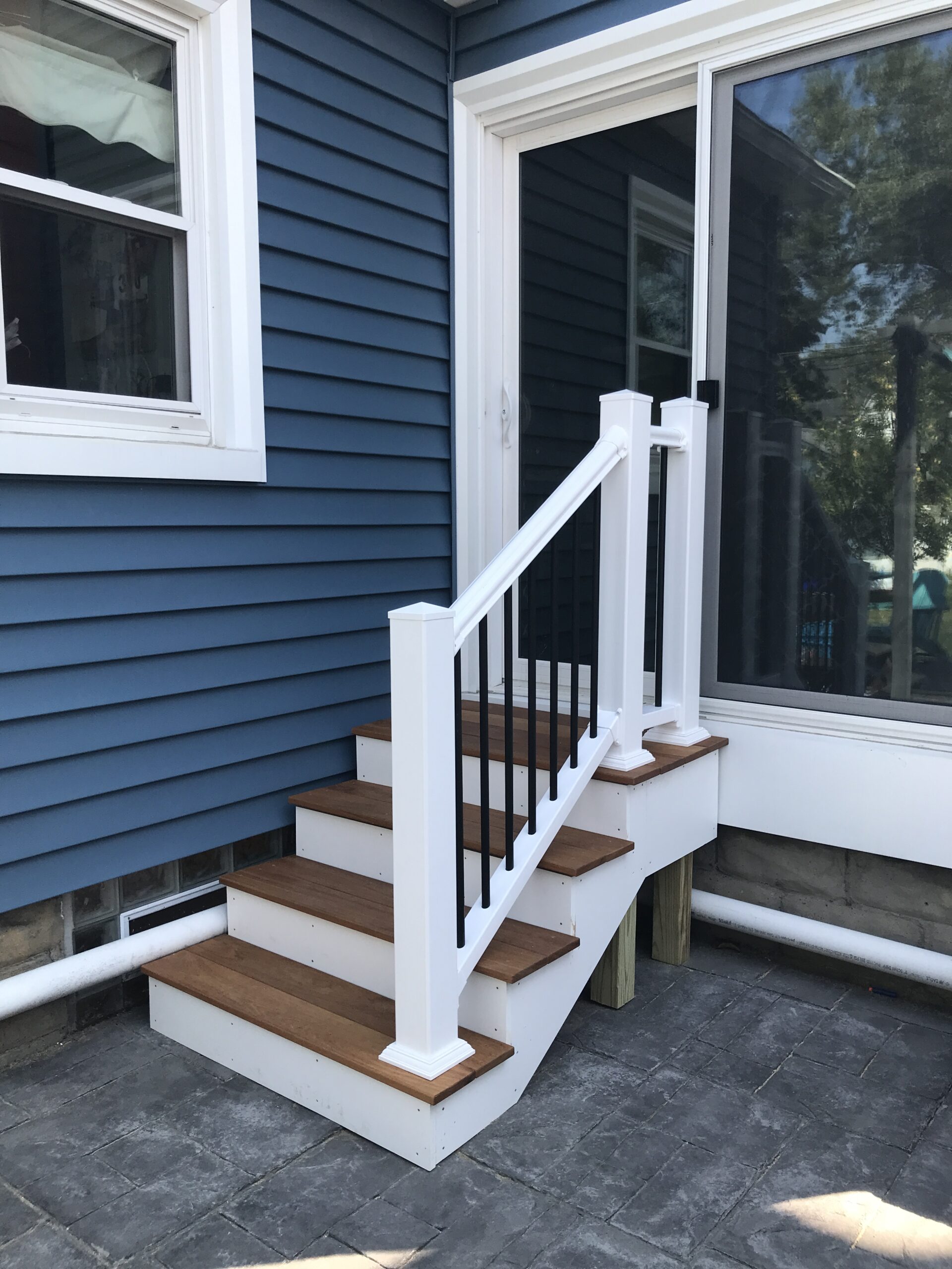Cumaru Deck Stairs with Vinyl Railing