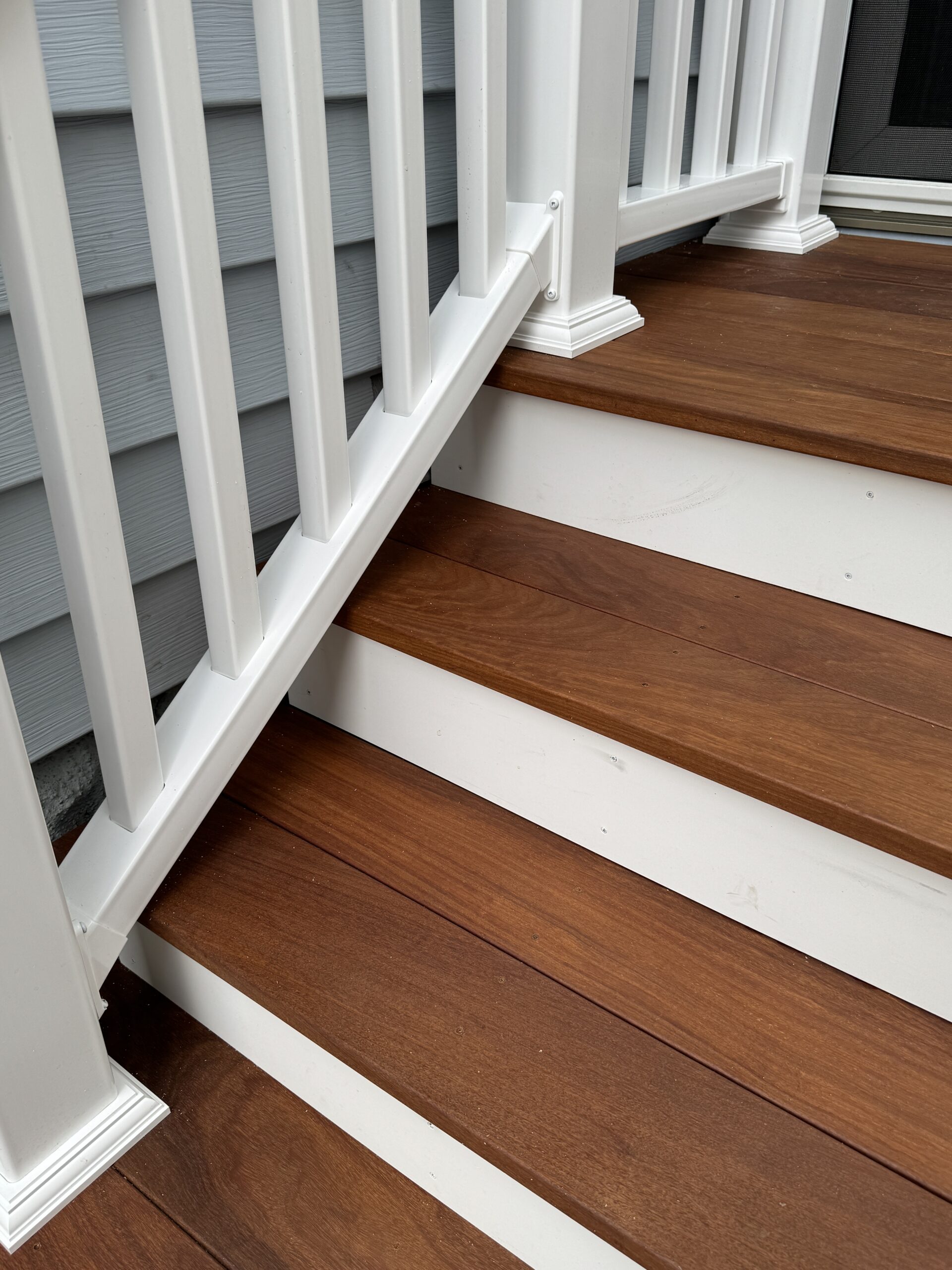 Hardwood Deck Stairs with Vinyl Railings